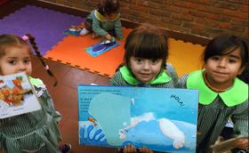 Voluntarios que leen historias