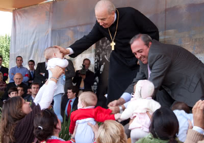 Bendiciendo a niños en Córdoba.