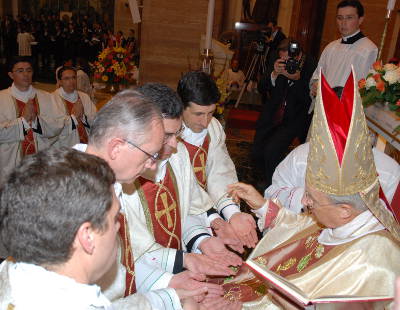 Como Prelado, ha ordenado numerosos sacerdotes.