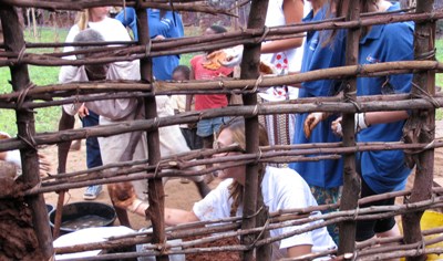 Una de las actividades que allí realizamos fue reconstruir las casas de los lugareños.