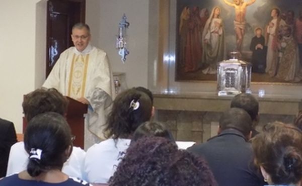 Opus Dei - Le Vicaire Régional de l’Opus Dei bénit l’oratoire du Centre Hospitalier Monkole