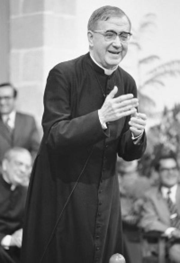 “Dos temas capitales: ellas y los sacerdotes”