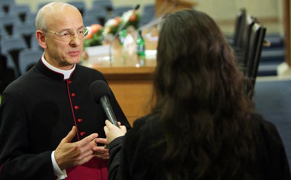 Mons. Ocáriz: “Nuevo dinamismo en la pastoral familiar”