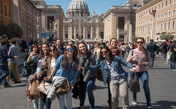 Opus Dei - ¿Promueve el Opus Dei actividades para jóvenes?