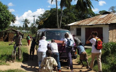 En Kilifi hicimos de todo, hasta empujar coches.