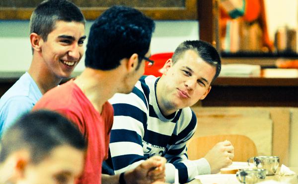 Opus Dei - Ali Opus Dei organizira aktivnosti za mlade?