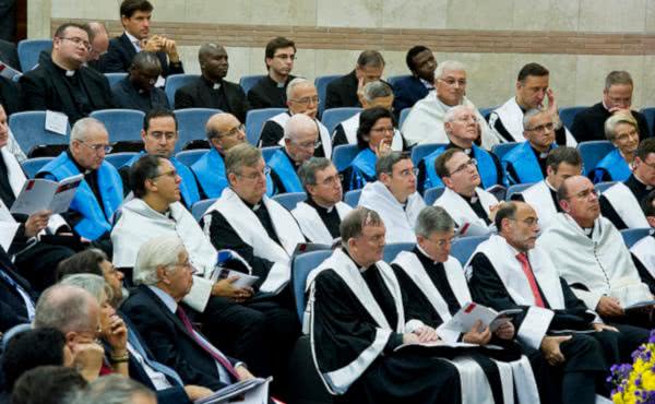Acto académico con el prelado: «Estudiantes, vuestra meta es la santidad»