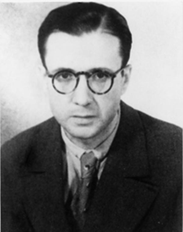 كيف لعب دوره ككاهن خلال الحرب؟