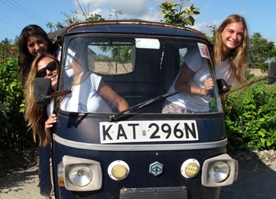 Isabel, Maibe e Ines en una moto-coche.
