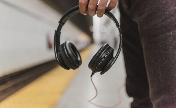 Que quer Deus de mim? Descubra neste audiobook em português em 12 episódios