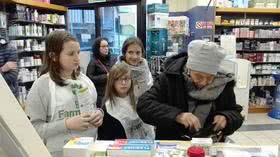 Genitori e figlie per il banco farmaceutico
