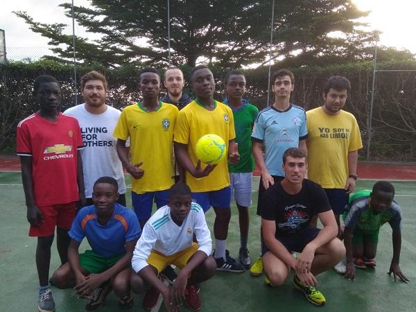 Estudantes galegos levan educación, ladrillos e fútbol a Camerún