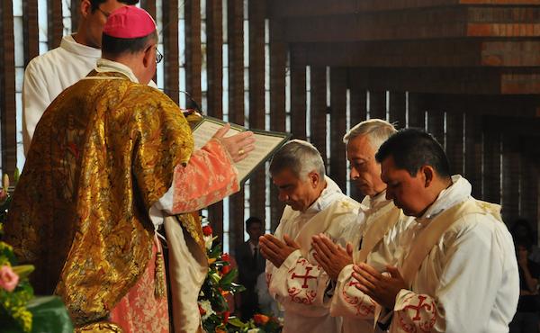 Mons. Yanguas: «Recorred vuestro camino de sacerdotes poseídos por la alegría del Evangelio»