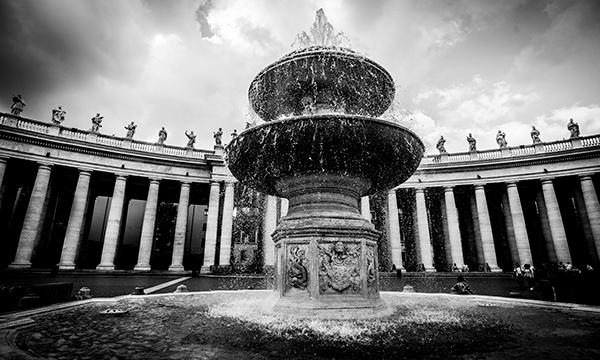 Opus Dei - Como é financiada?