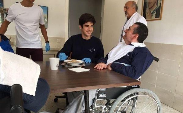 Ireki, 24 años acompañando a personas mayores