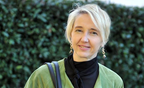 Eine starke und kühne Chemikerin wird zur Ehre der Altäre erhoben