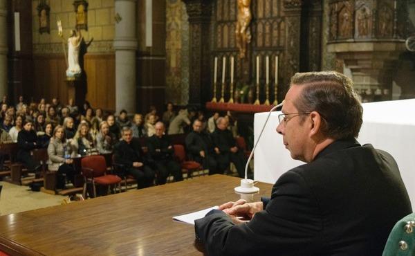 Conferencia sobre la figura del Papa Francisco y sus seis años de pontificado