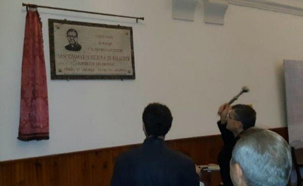 Una placa de san Josemaría en el lugar donde “vivió, se formó y se ordenó”