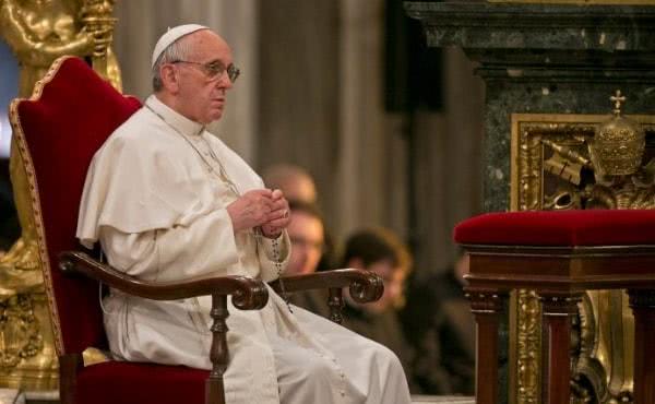 Mons. Ocáriz pide secundar generosamente la petición del Papa para este mes de octubre