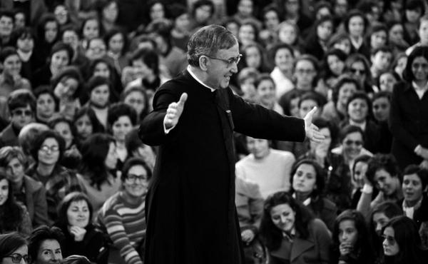San Josemaría manifestaba en un sinfín de detalles su amor por Jesús Sacramentado
