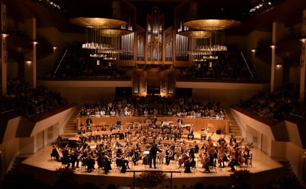 Opus Dei - Misión Posible: Un concierto de película para cuidar a niños enfermos
