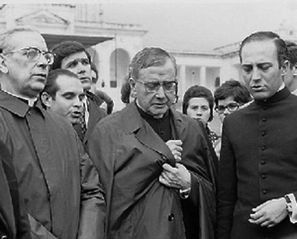 القديس خوسيماريا زائرًا فاطمة