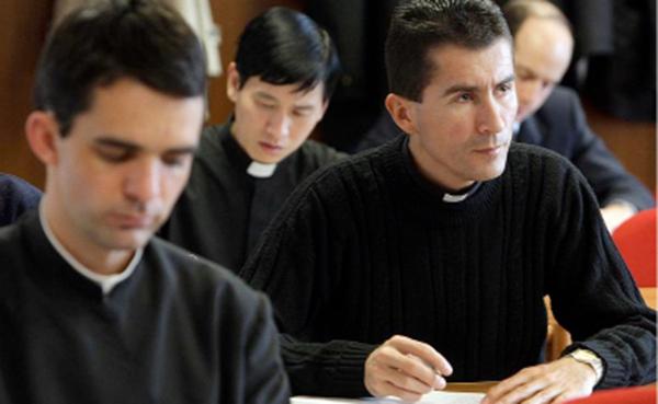 Um sacerdote numa pequena vila