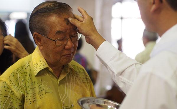 Por que nos colocam cinzas?