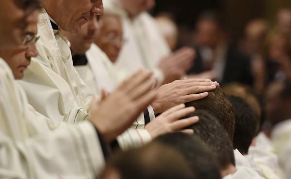 «Voor een priester of een diaken is dienen als ademhalen»
