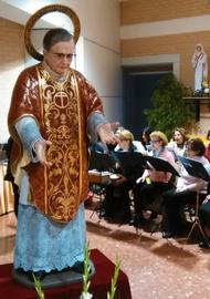 O bispo de Cáceres benze uma imagem de S. Josemaria