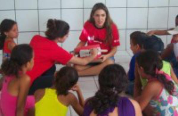 Estudantes universitárias do Rio de Janeiro realizam projeto social em Fortaleza