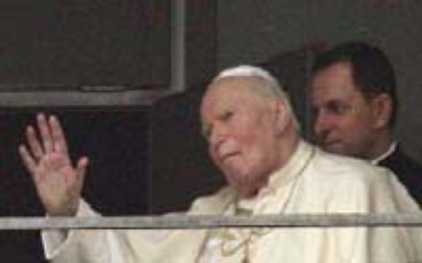 Juan Pablo II bendice a jóvenes reunidos en Roma