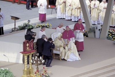El prelado del Opus Dei saluda a Juan Pablo II durante la ceremonia de canonización de San Josemaría