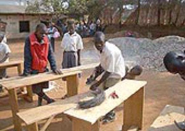 Goimendi ikastetxeko boluntarioek Ugandan eman dute uztaila