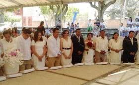 Quince parejas pronuncian el: «Sí, quiero»