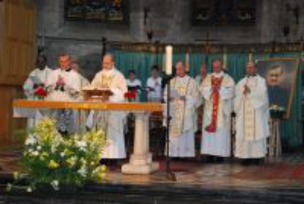 De nombreux fidèles célèbrent la fête de saint Josémaria