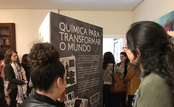 Estudantes de São Paulo com a bem-aventurada Guadalupe
