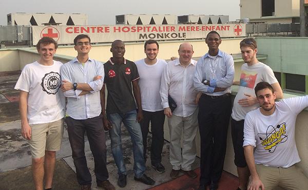 Futuros engenheiros... num hospital da R.D. Congo