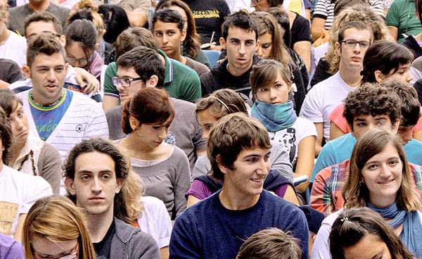 Carità e misericordia per “smuovere” i “giovani da divano”