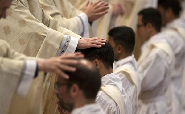 Cardenal Parolin: "Ser pastor és assumir l'estil de vida de Jesús"