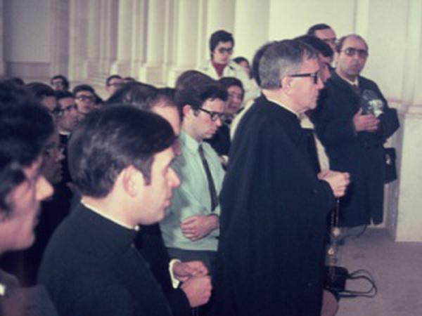 Terra e Céu: peregrinos e santos de Fátima