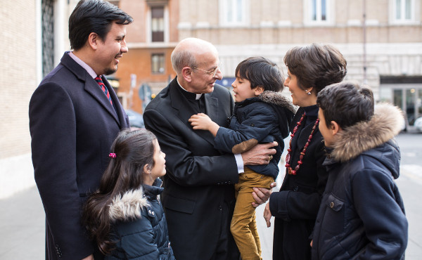 Mons. Ocáriz con una familia, en Roma.