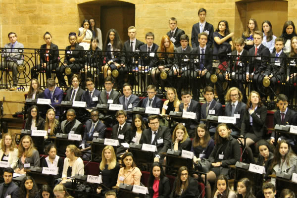 Las tres jornadas siguientes se desarrollaron en la sede del Colegio Ayalde, donde los estudiantes, de entre 14 y 18 años, se reunieron en los distintos comités.