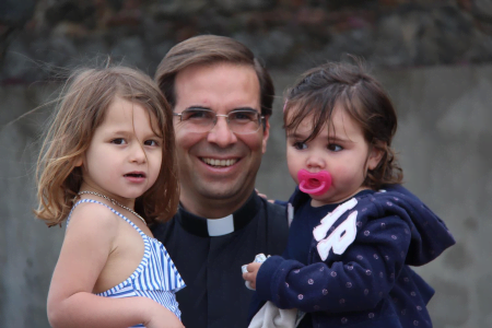 “«Ser santo para santificar». Sei que é uma tarefa para toda a vida, e estou convencido que só será possível com o empurrão que Deus dá, sobretudo nos sacramentos.”
