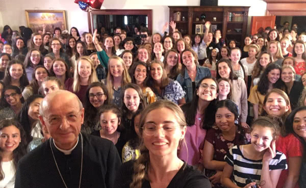 Un selfie con algunas de las jóvenes que frecuentan los medios de formación cristiana.