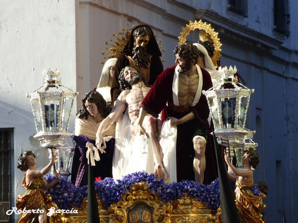 “Hace muchos años, casi treinta, vine a Sevilla por Semana Santa. Salí a la calle cuando ya andaban las cofradías por ahí... Y cuando vi toda aquella gente, aquellos piadosos hombres que iban en las procesiones acompañando a la Virgen, pensé: esto es penitencia, esto es amor”