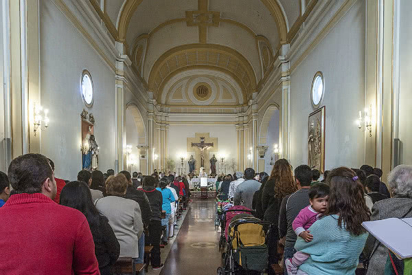 El templo de san Ramón Nonato está abierto todo el día, y la gente del barrio responde con su presencia.