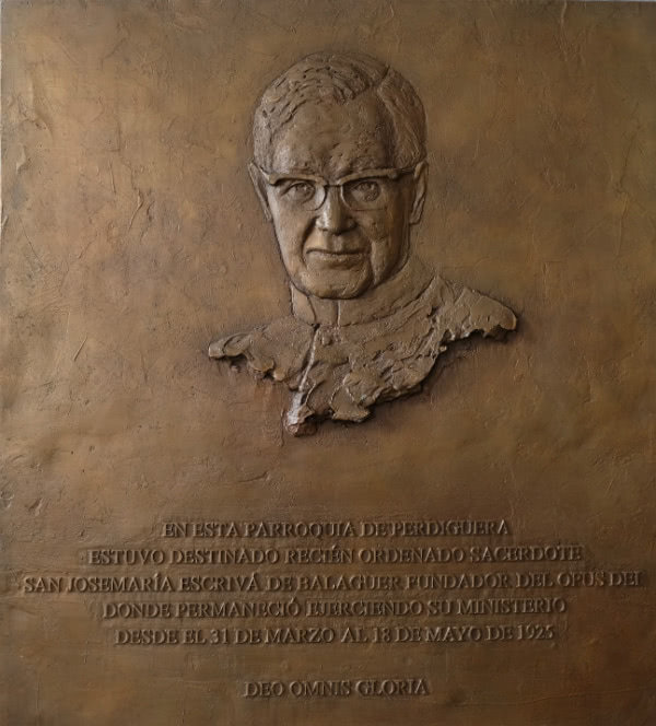 La imagen de san Josemaría es una figura de bronce realizada en forma de altorrelieve, que se ha colocado en el interior de la iglesia.