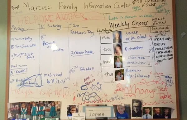 La pizarra familiar, conocida por los niños como el "Marcucci Family Information Center".