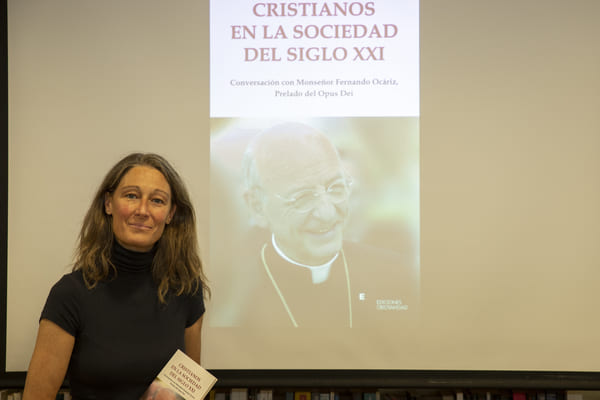 Mons Fernando Ocáriz responde en el libro a las preguntas de la filósofa y teóloga Paula Hermida sobre algunos retos de nuestro tiempo, la misión de la Iglesia y el desarrollo del Opus Dei.